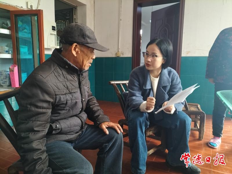 城頭山鎮(zhèn)盧洋副鎮(zhèn)長走訪護國村監(jiān)測戶黃大元.jpg
