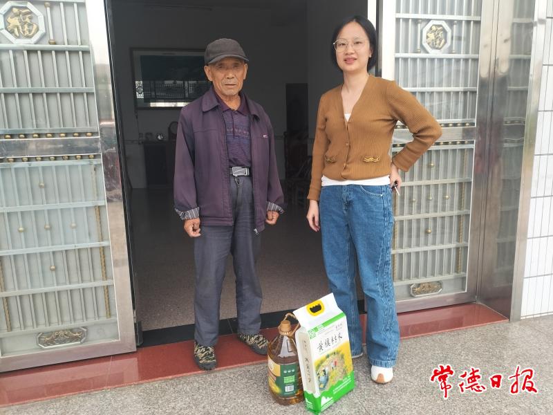 城頭山鎮(zhèn)盧洋副鎮(zhèn)長走訪護國村監(jiān)測戶黃大元，送去生活物資.jpg