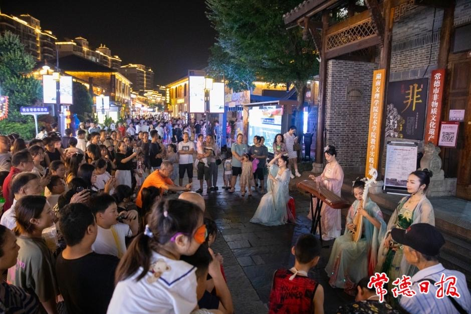 常德河街上的國(guó)樂表演。資料圖片.png