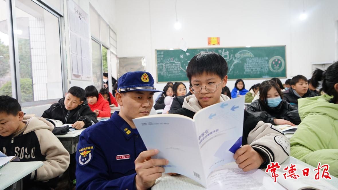 3、朱述杰兼任公益宣傳員，深入學(xué)校普及消防安全知識(shí)。.jpg